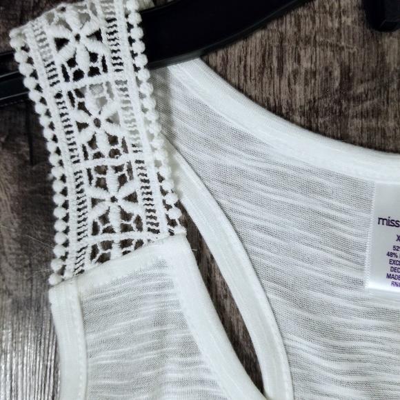 Pineapple and lace white tank top - Picture 3 of 5